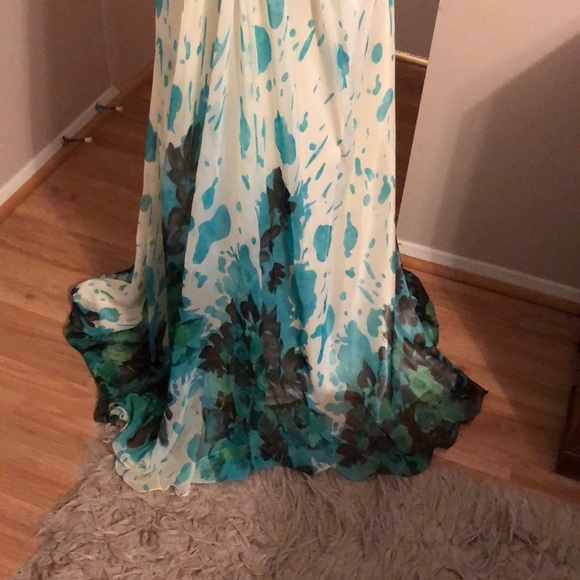 Stunning Couture gown with small train. - Picture 3 of 7